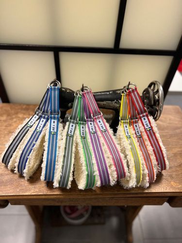 Fodrat Halsband Halvstryp, Vit Fårskinnsimitation - 50 cm x 30 mm / Röd